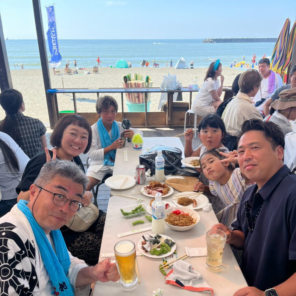 砂浜が見えるテーブルで優雅に会食